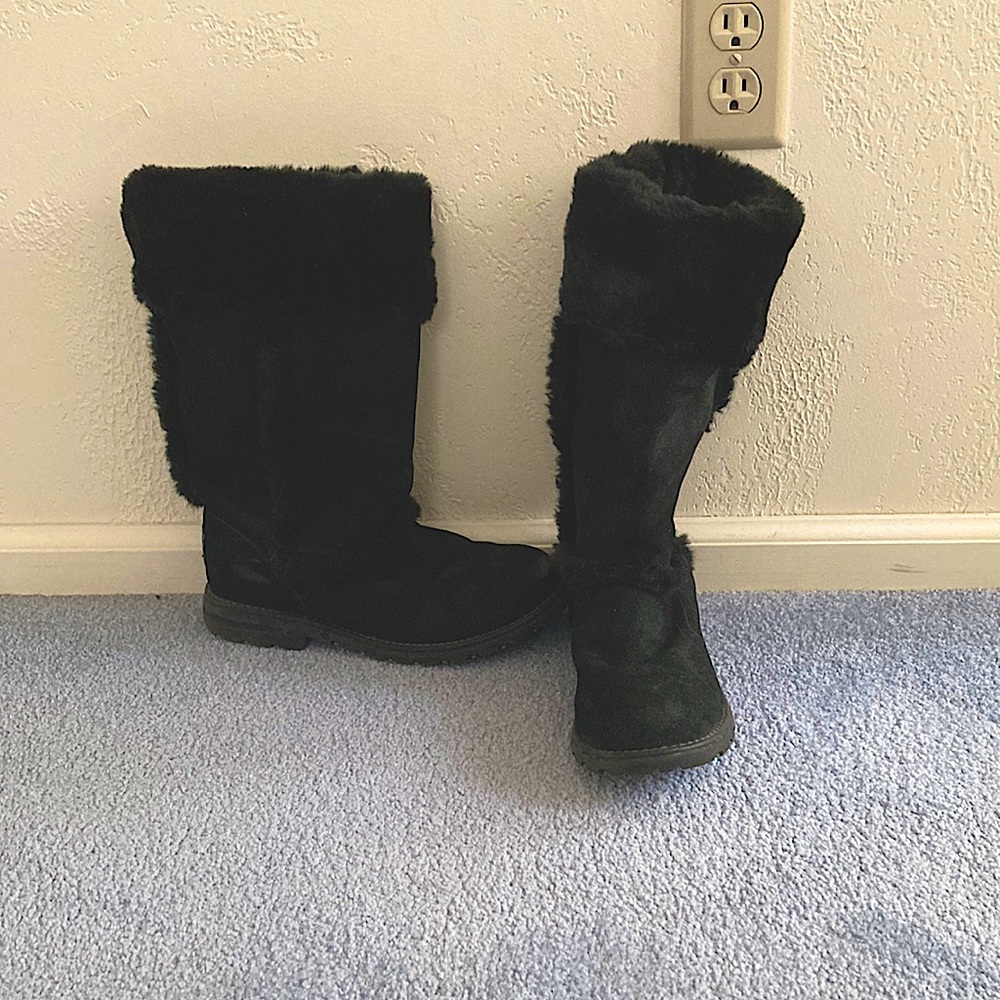 Sketchers faux black shearling and leather boots.